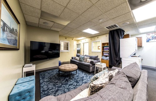 Downtown St. Louis Apartment | 2-bedroom apartment in lovely St. Louis with air conditioning