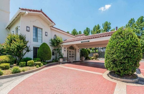 North Little Rock Apartment | 2 Beds|Mobil Acc|Nsmk|MicoFridg
