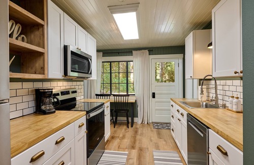 Rhododendron Cabin | 2 Cabins One Epic Getaway! 2 Hot Tub, 9 beds, Fast Wifi, AC, Pet Friendly, Creek