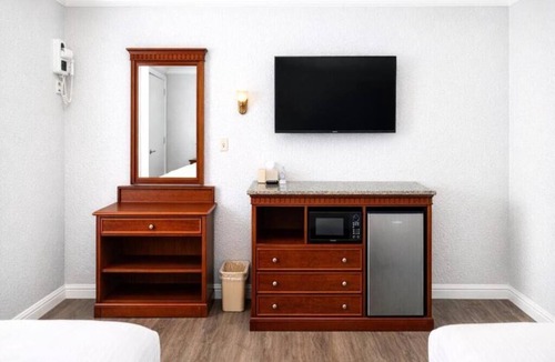 Antioch Hotel | 2 Double Beds Accessible
