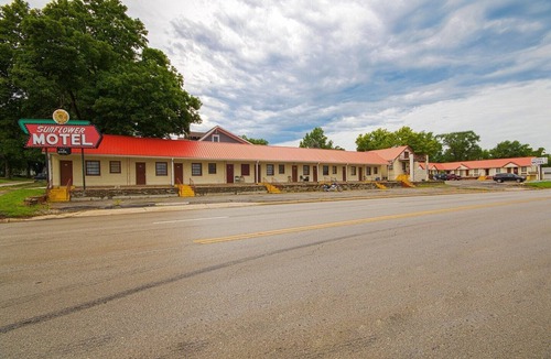 Hiawatha Apartment | 2 Full Beds|Non-Smoking