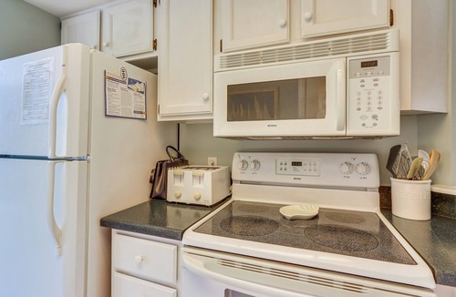 Palmetto Dunes Apartment | 2 Mi to Beach! Hilton Head Golf Escape w/Balcony