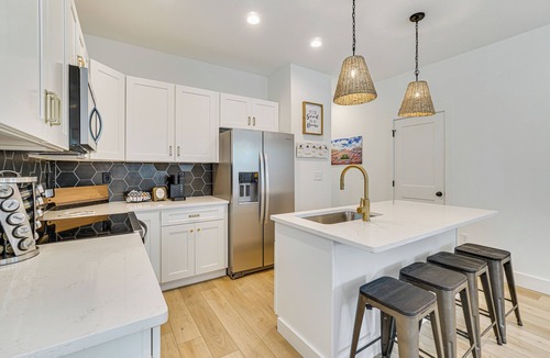 Old North Knoxville Cottage | 2 Mi to UT: Modern Retreat w/Covered Porch