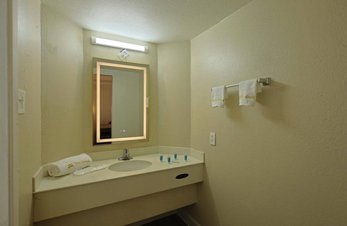 Texarkana House | 2 Queen Beds Non-Smoking