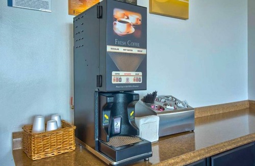Grand Rivers Apartment | 2 Queen Beds | Smoking, Micfridge