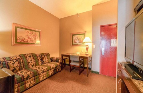 Jonesboro Apartment | 2 Queen Beds Suite Non-Smoking