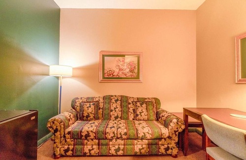 Jonesboro Apartment | 2 Queen Beds Suite Non-Smoking