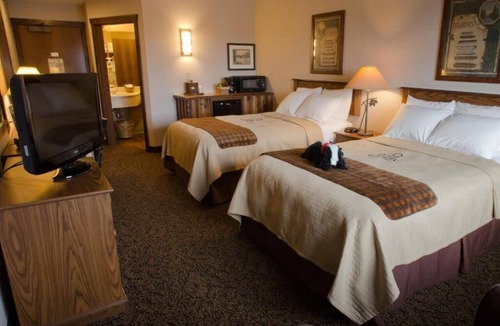 Onalaska Hotel | 2 Queen Room l Heated Pool, Hot Tub & Free Breakfast | 4mi to Lake Onalaska