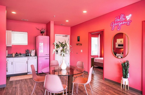 Maxwell House | 🏡 🏡 2 SIDE BY SIDE UNITS | BACH 💃 | 20 🛌 | 😍 DECOR | WALKABLE TO BARS 🍷