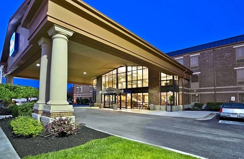 Ashley Oaks Hotel | 2-Star Hotel ∙ Baymont by Wyndham Knoxville/Cedar Bluff