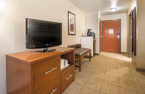 King Hotel | 2-Star Hotel ∙ Comfort Suites at Par 4 Resort