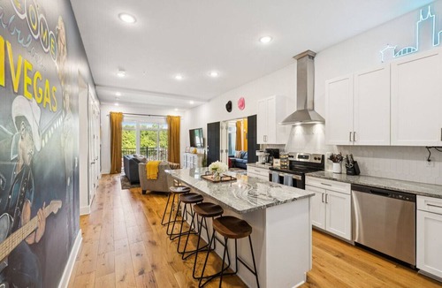 Inglewood Apartment | 20 Person Nashville NashVegas Hangout with 20 Beds