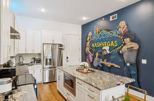 Inglewood Apartment | 20 Person Nashville NashVegas Hangout with 20 Beds