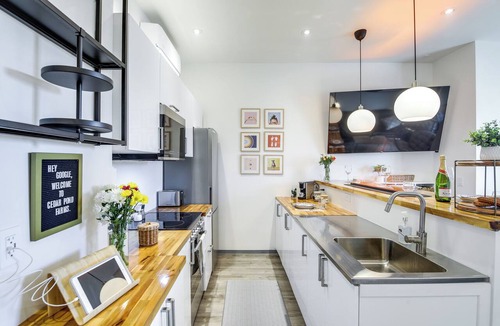 Jefferson City Apartment | 2AN Farm Stay at our Luxury European Style Barndo - Highland Cows & collect eggs