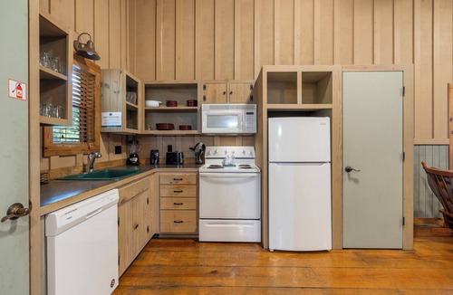 Branson Cabin | 2BR Cabin Getaway | Dogs Welcome, Near Strip & SDC
