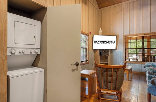 Branson Cabin | 2BR Cabin Getaway | Dogs Welcome, Near Strip & SDC