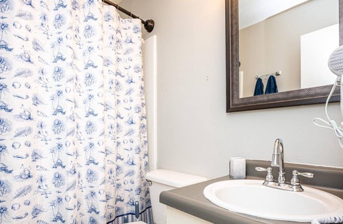 University District Apartment | 2BR Near University of Memphis Family Friendly