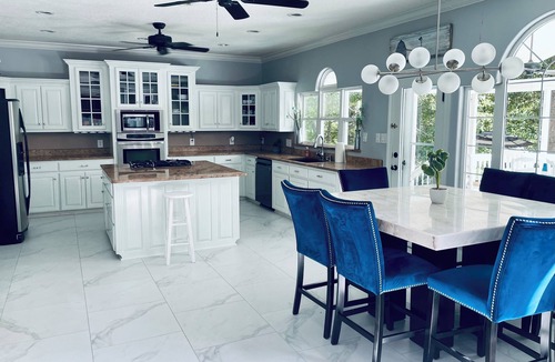 Mid America House | 3 acres on Lake Hamilton with a pool- Sleeps 35 guest