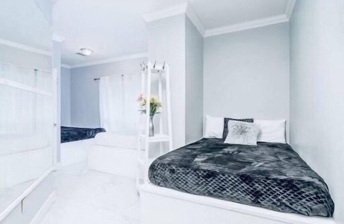 Mid America House | 3 acres on Lake Hamilton with a pool- Sleeps 35 guest