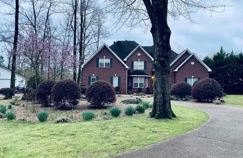 Mid America House | 3 acres on Lake Hamilton with a pool- Sleeps 35 guest