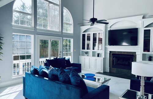 Mid America House | 3 acres on Lake Hamilton with a pool- Sleeps 35 guest