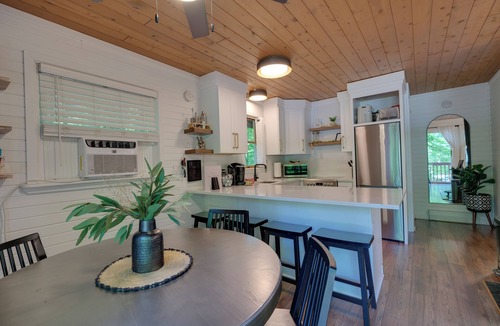 Bellaire Cabin | 3-bedroom 2-bath Sleeps 8, Home in Bellaire- Shuss Mountain