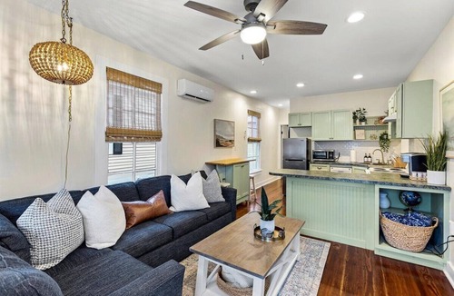 San Jacinto Cottage | 3 blocks to beach with Cowboy Pool