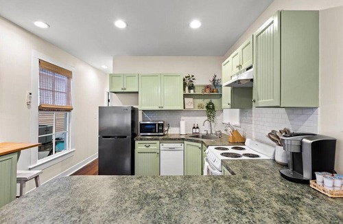 San Jacinto Cottage | 3 blocks to beach with Cowboy Pool