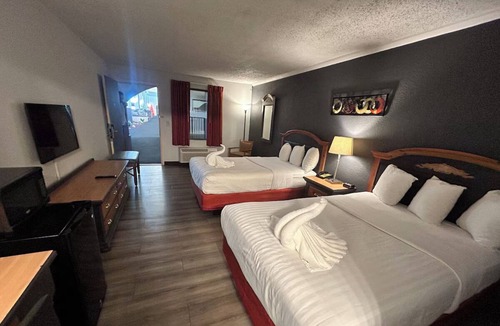 Mattoon Hotel | 3 Charming Rooms | Free Breakfast & Parking | Fun & Parks Nearby