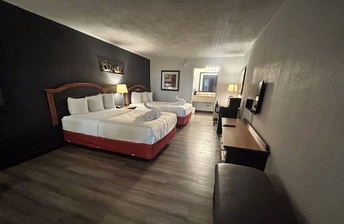 Mattoon Hotel | 3 Charming Rooms | Free Breakfast & Parking | Fun & Parks Nearby