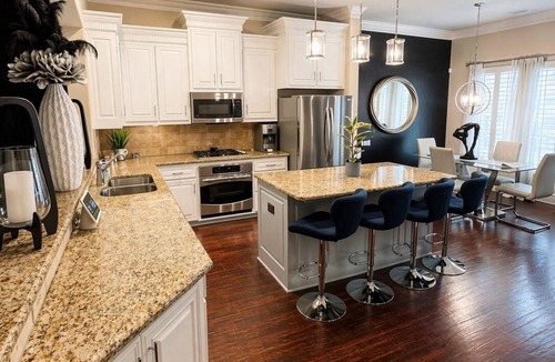 Legacy Park House | 3 Level Stylish Townhome, Sleeps 8, Great Location