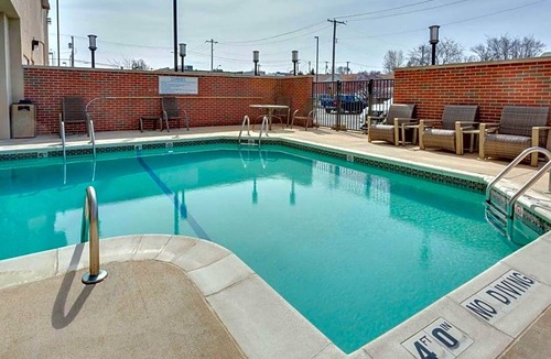 Clifton Heights Hotel | 3-Star Hotel ∙ Drury Inn & Suites St. Louis Forest Park