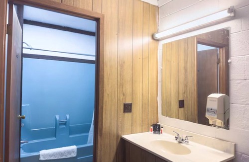 Spencer Hotel | 3 Units | Welcoming Stay Perfect for Weekend Nature Trips Near Great Parks