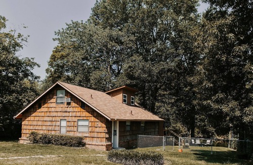 Mid America House | 3BR Cozy Bohemian Lakehouse w/Quirky Attic Fenced Yard Fast Wifi Pet Friendly