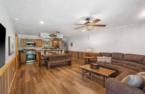 Branson House | 4 Bears Lodge at Edgewater - Entire Lodge 6 Rooms