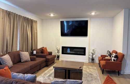 Farmington House | 4-bedroom house in lovely Lakeville with air conditioning, spacious bedrooms.