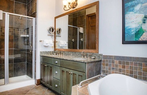 Lake Delton Resort | 4 Bedroom Presidential Suite, Glacier Canyon Lodge, Waterpark incuded!