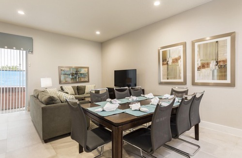 West Kissimmee Villa | ♡ 4 BR 4 BA Villa | 5min→Disney | BBQ & Hot Tub ♡