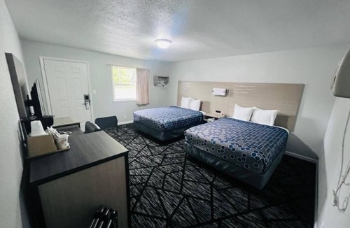 Oskaloosa Hotel | 4 Comfortable Rooms Steps from Penn Centre Theatre, Free Parking, Great Value