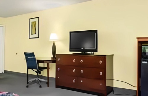 Orlinda Hotel | 4 Lodgings of Pet-Friendly Rooms for Groups or Family! | Free Onsite Parking