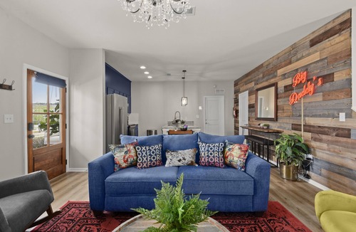 Oxford House | 4 Luxe K Suites+Shuttle+Pool! Southern Style Home!
