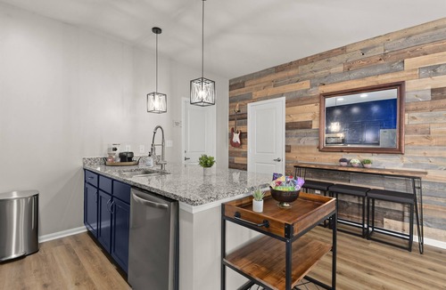 Oxford House | 4 Luxe K Suites+Shuttle+Pool! Southern Style Home!