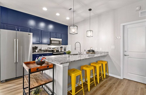 Oxford House | 4 Luxe K Suites+Shuttle+Pool! Southern Style Home!