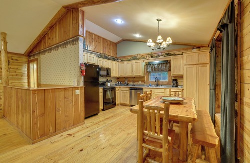 Sylvan Shores Cabin | 4 Mi to Lake: Wooded Log Cabin in Eureka Springs!