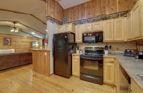 Sylvan Shores Cabin | 4 Mi to Lake: Wooded Log Cabin in Eureka Springs!