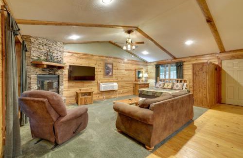 Sylvan Shores House | 4 Mi to Lake Wooded Log Cabin in Eureka Springs!