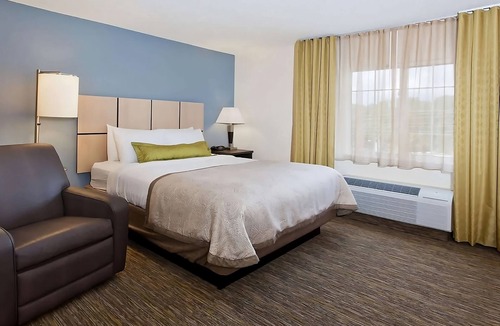 Ashley Oaks Hotel | 4 Units Close to West Town Mall! Private Kitchen, FREE Parking, Pets Allowed!
