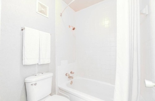Lawton Hotel | 4 Units to Relax w/Full Bed Minutes from Comanche National Museum and Cultural