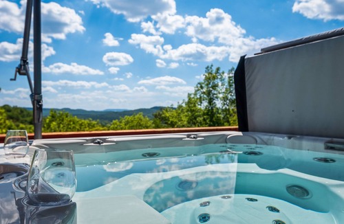 Holiday Island House | 4Bdr Secluded! Hot Tub, Pool Table, & Spectacular Views.