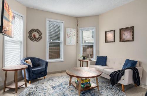 Corcoran House | 4BR Home Near Downtown Sleeps 10 - Tulip House